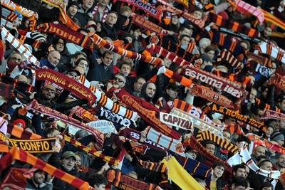 ローマサポーター、勝てないチームに「ニンジン」で抗議