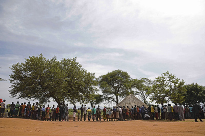 「支給に並ぶアフリカ人」