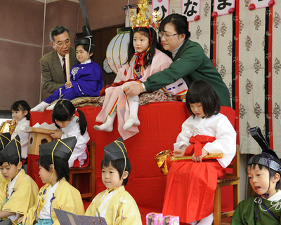 園児が雛人形を再現、東京の幼稚園