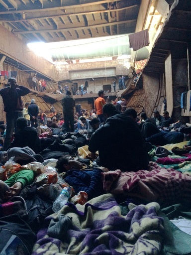 劣悪な漂流密航船内の写真、乗船のシリア難民が撮影