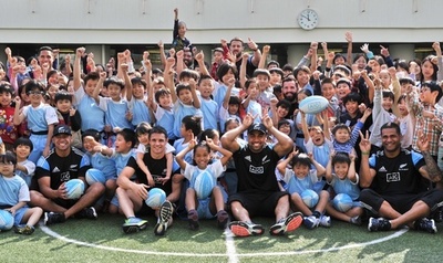 オールブラックスが都内の小学校を訪問、子どもたちと交流