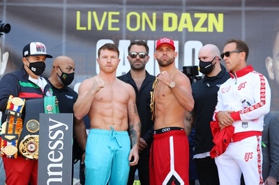 アルバレスとソーンダース、統一戦の前日計量を難なくパス