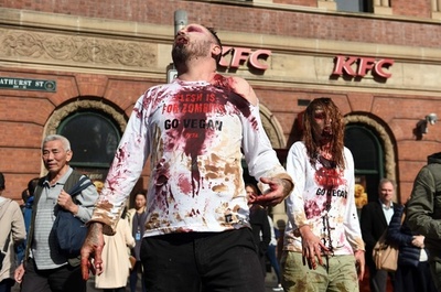 肉はゾンビのためのもの？ 動物愛護団体が食肉の消費に抗議 豪