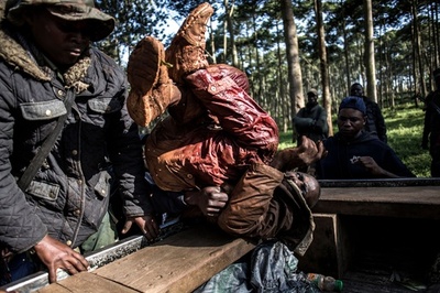 武装集団がエボラ治療センター襲撃、警察官1人死亡 コンゴ民主共和国