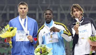 男子走り高跳びのメダル授与式が行われる