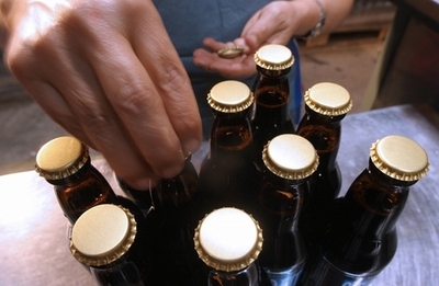 子どもよりお酒が大事？豪ドライバー、ビール箱にシートベルトで罰金