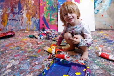 3歳の「ミニ・ピカソ」 アート界で注目の的に ドイツ
