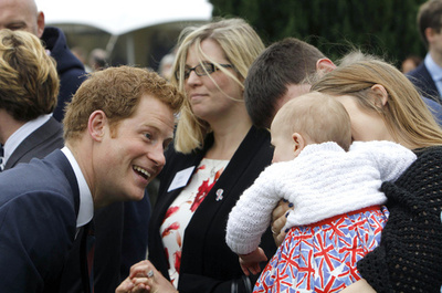 ヘンリー英王子「僕のベビーシッター代は高くつくよ」