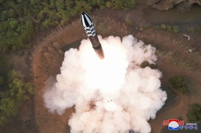 北朝鮮、新型ICBM「火星砲18」試験発射 写真公開