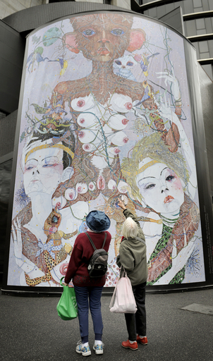 「ポルノではなく芸術」、交差点ビル壁面に堂々と巨大裸体画