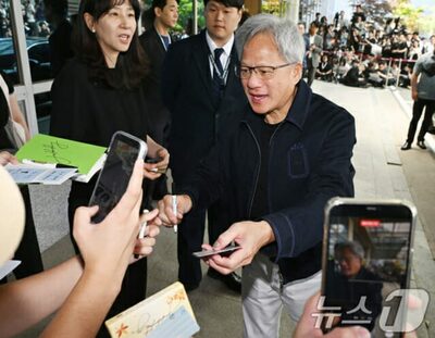 財界トップと“サムギョプサル会食”から『ユ・クイズ』出演、始球式まで…米エヌビディアのジェンスン・ファン氏、超過密な韓国滞在記