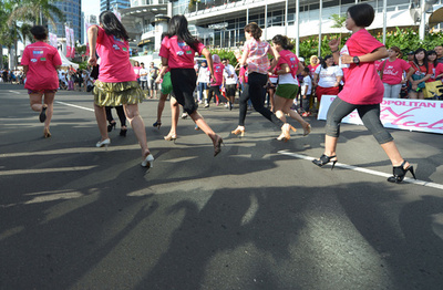 インドネシアでハイヒールレース、女性英雄の生誕祝う
