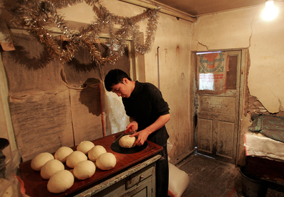 ウズベキスタン 大統領選前日のパン屋の風景