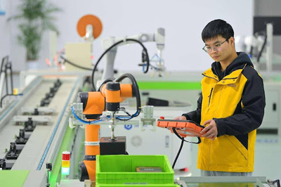 中国では国産のAIビッグモデルが産業の発展を加速