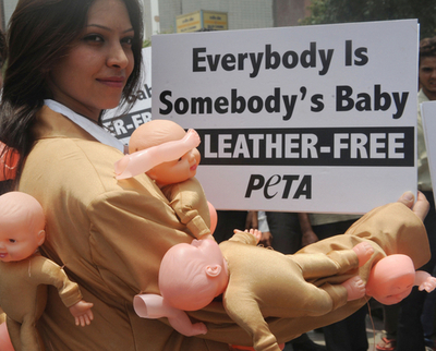バラバラの赤ちゃん人形まとい皮革製品に抗議、PETA