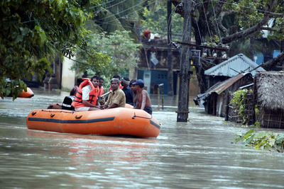 インド東部の洪水、30万人が救出される 60万人は取り残されたまま