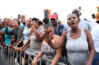 英王子夫妻の訪問に抗議、奴隷貿易への賠償と謝罪要求 ジャマイカ