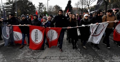 イタリア、銃乱射の町で反ファシストデモ 数万人が参加
