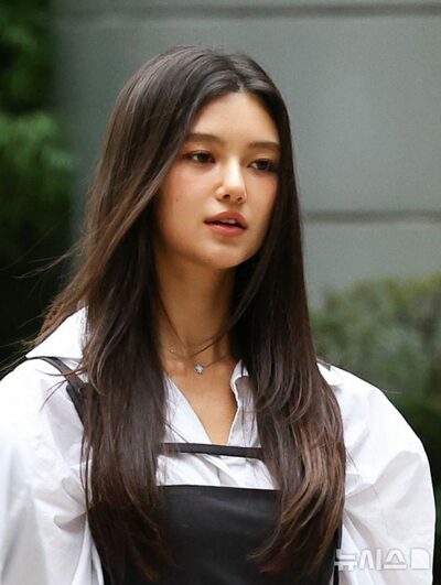 韓流NewJeans元メンバー、独立運動記念日の東京マラソンに太極旗を掲げて観戦