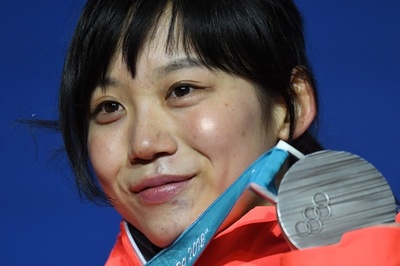 銀メダルを授与された高木美帆、スピードスケート女子1500m