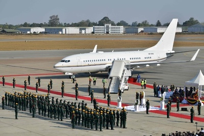 ムガベ氏の遺体がジンバブエ到着 埋葬地めぐり対立も