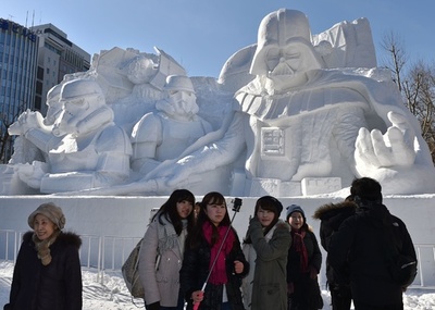 さっぽろ雪まつり開幕、「スター・ウォーズ」の大雪像も