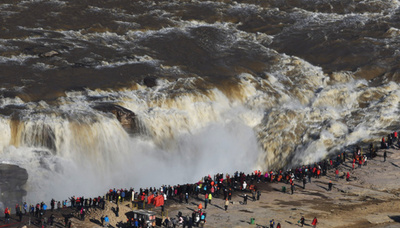 春の増水期を迎えた黄河の壺口瀑布 山西・臨汾
