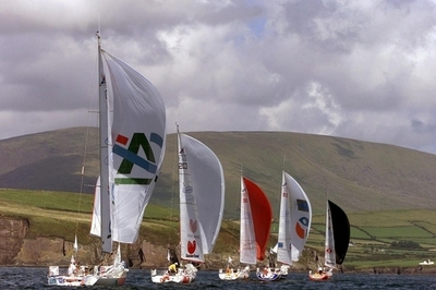 アイルランドの観光地ディングル、ゲール語の地名への変更で「折衷案」