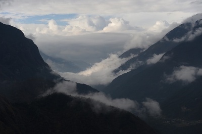 ネパール、地滑りで15人死亡 十数人不明