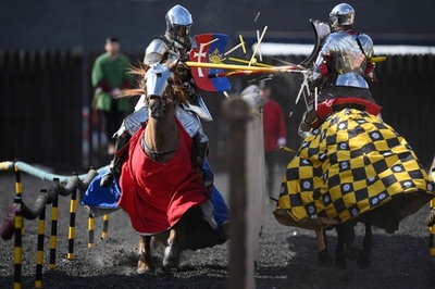 中世の騎士気分で対戦 英で「国際馬上槍試合」