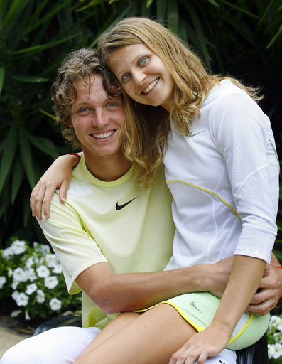 ＜テニス 07全豪オープン＞笑顔でポーズを取るツルスノフとサファロワ - オーストラリア