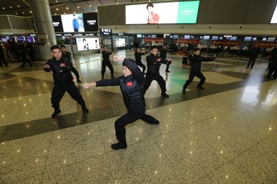 中国武術で旅路の安全願う 空港駐在の武装警備員