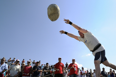 石投げから相撲まで、スイス伝統の力自慢フェスティバル