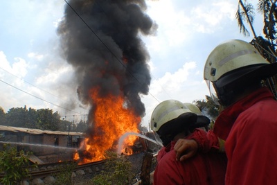 列車がタンクローリーと衝突、5人死亡 インドネシア首都