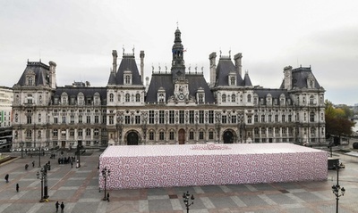 「FUROSHIKI PARIS」開催、パリ市庁舎前に巨大な風呂敷包み