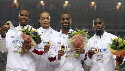 男子4x100メートルリレーのメダル授与式が行われる