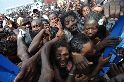 ハイチのスラム、支援物資の配布に住民が殺到