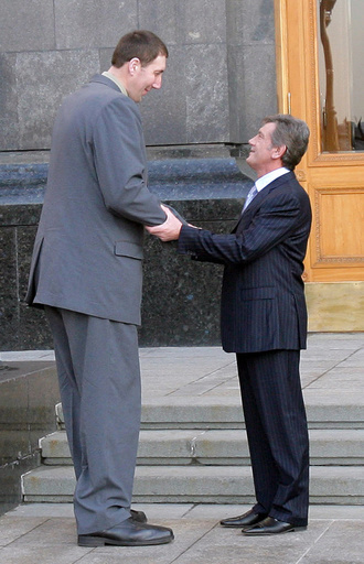 元世界一背の高い男性が死去、ウクライナ