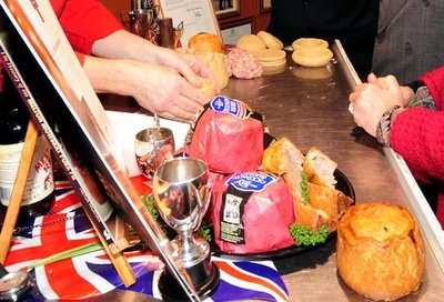 きっかけはパイ1個？結婚披露宴で大乱闘、3人逮捕 英国