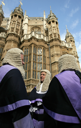 英国法廷伝統の「かつら」、民事裁判などで廃止に