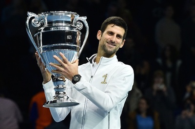 年間王者ジョコビッチにトロフィー授与、ATPファイナルズ