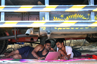 【今日の1枚】日陰を求めてトラックの下 インド