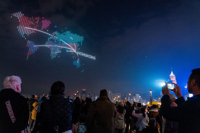 香港でドローン編隊の春節パフォーマンス