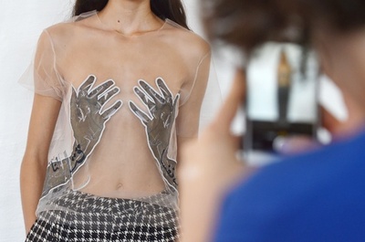 手ブラ風の服？ドイツで発表