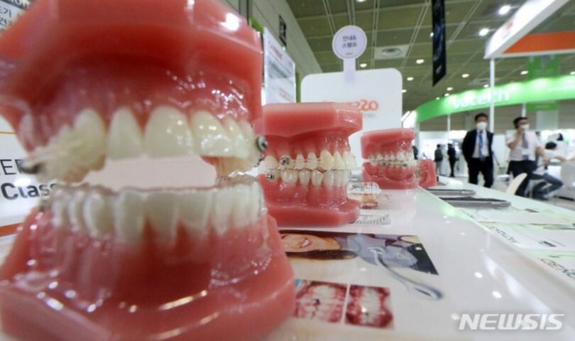 歯科機材展示会に歯の矯正補助装置が陳列されている(c)NEWSIS
