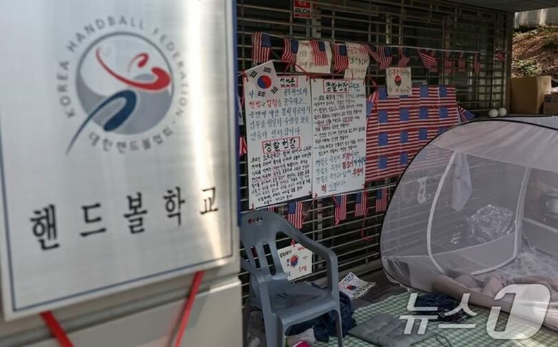 統一地方選挙の投票用紙不足事態による「蚕室封鎖デモ」が26日目となった30日、ソウル松坡区オリンピック公園ハンドボール競技場の出入口が塞がれている(c)news1