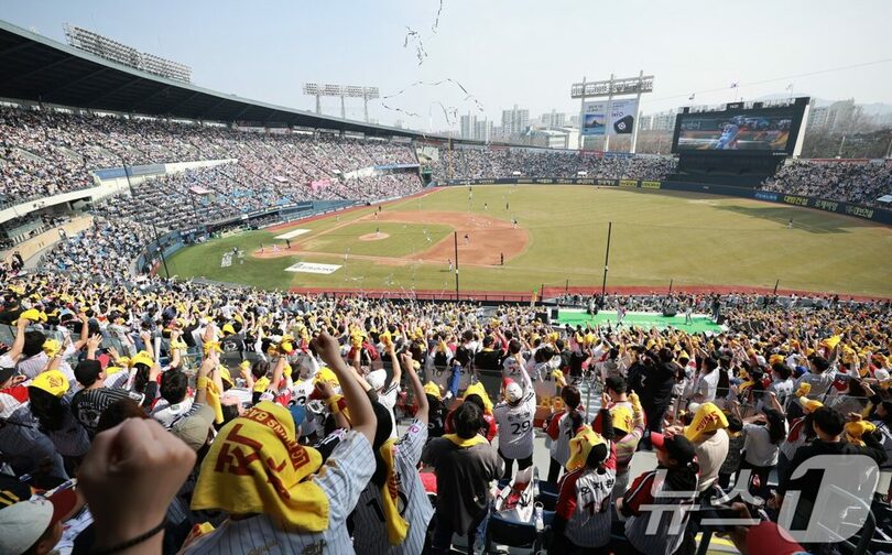 観客で埋め尽くされたソウル・蚕室球場(c)news1