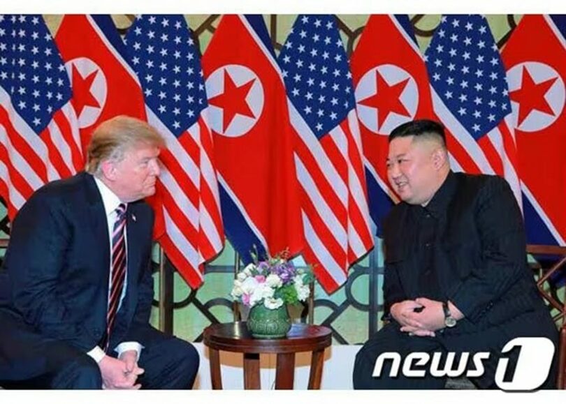 2019年2月27日、ハノイで会談する北朝鮮のキム・ジョンウン（金正恩）朝鮮労働党総書記とトランプ米大統領＝労働新聞(c)news1