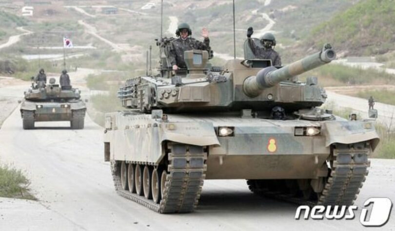 韓国陸軍のK2戦車搭乗体験をしている外交団(c)news1