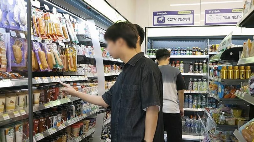 建国大学のキャンパス内にあるコンビニ「CU」で買い物をする大学生＝BGFリテール提供(c)MONEYTODAY